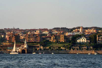 Vista del barrio de Neguri, en Getxo, desde la ría de Bilbao.