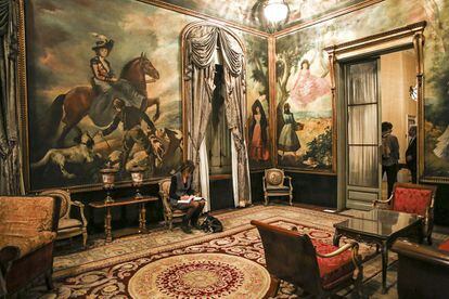Salón goyesco con pinturas de Ernest Santasusagna datadas en 1945, butacas y alfombra de lana realizada de encargo a la firma Herráiz para la vivienda de Julio Muñoz Ramonet. 