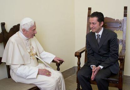 Benedicto XVI visita a su ex-mayordomo Paolo Gabriele en el calabozo de la Ciudad del Vaticano el 22 de diciembre de 2012. El Papa perdonó a su ayudante tras haber sido condenado a 18 meses de prisión por revelación de secretos y robo de documentos