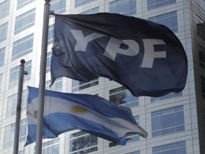 Las banderas de YPF y Argentina