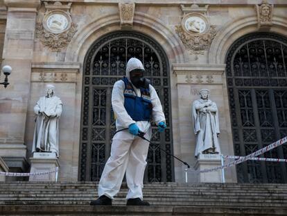 Un profesional trabaja en la desinfección y limpieza de la entrada de la Biblioteca Nacional, hoy en Madrid.