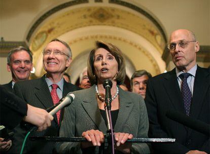 Nancy Pelosi, entre Henry Paulson, a la derecha, y el líder de la mayoría demócrata en el Senado, Harry Reid, durante el anuncio del acuerdo.