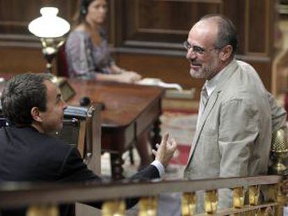 Zapatero charla con Ridao en el Congreso.