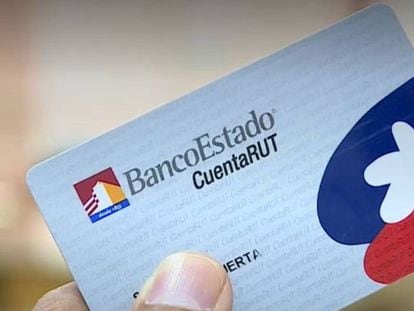 Una persona sostiene una tarjeta de CuentaRUT.