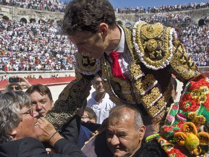 José Tomás, junto a Simón Casas, en la plaza francesa de NImes.