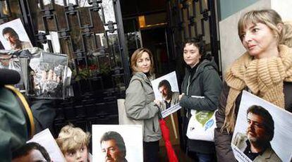 Familiares de Juan López de Uralde y miembros de Greenpeace el pasado 29 de diciembre, en Madrid.