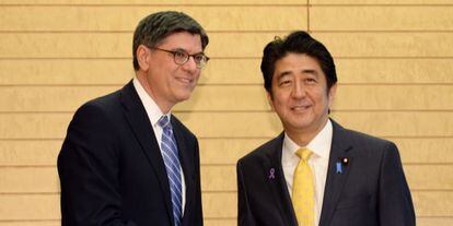 Shinzo Abe (derecha) con el secretario del Tesoro de EE UU.
