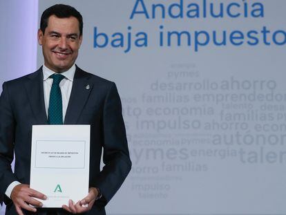 El presidente de la Junta de Andalucía, Juan Manuel Moreno, tras la firma del decreto ley de bajada de impuestos frente a la inflación aprobado en el Consejo de Gobierno.