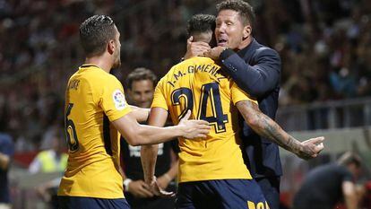 Giménez celebra el gol del empate del Atlético con Simeone.