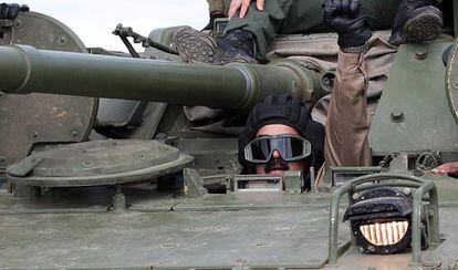 Nicolás Madura, dentro de un tanque ruso, durante un acto militar en Cojedes (Venezuela).