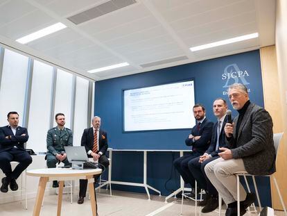 Mesa redonda sobre las implicaciones del comercio ilícito en la que han participado Policía Nacional, Guardia Civil, marcas y las patronales de alimentación y cosmética, este martes en la sede de Sicpa España (Madrid).