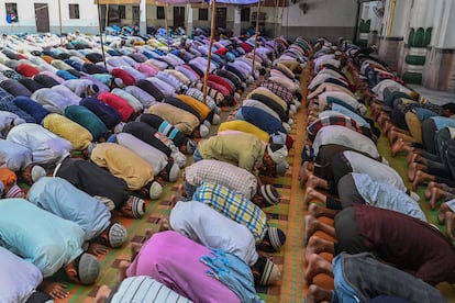 Musulmanes durante el rezo en Amritsar, el 7 de abril.