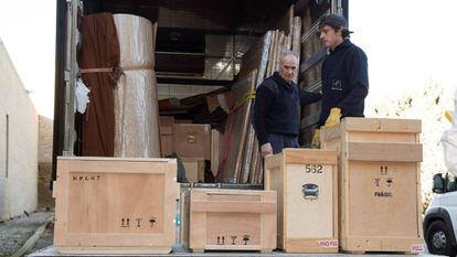 Momento de descarga de las obras procedentes del Museo de Lleida en el Monasterio de Villanueva de Sijena.