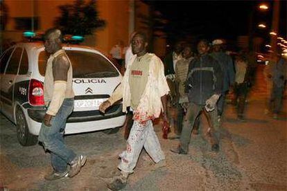 Un grupo de inmigrantes detenidos en Melilla tras saltar ayer la verja.