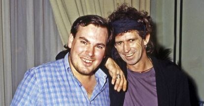 El fotógrafo Domingo J Casas junto a Keith Richards guitarrista de los Rolling Stones en una fotografía de los años ochenta.  
