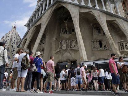 Turistas a la entrada de la Sagrada Familia tres días después de los atentados.