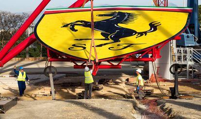 Operaris col&middot;locant l&#039;escut gegant de Ferrari.