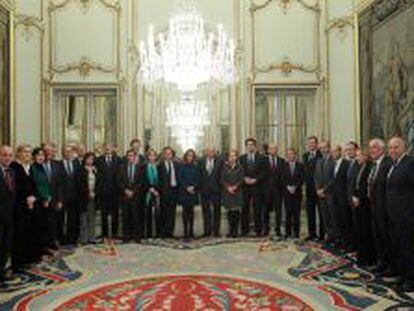 Directivos y representantes del Gobierno antes de la reuni&oacute;n mantenida ayer en el Palacio de Viana de Madrid.
