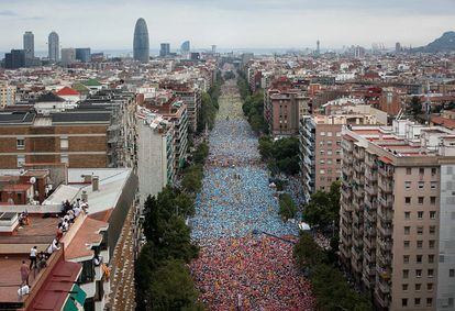 Miles de personas llenan la avenida Meridiana vistas desde la Sagrera en el momento del mosaico.