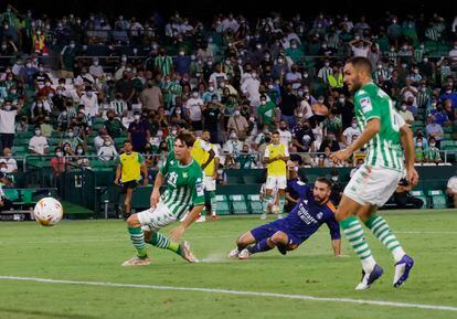 Carvajal remata ante Miranda para hacer el gol del triunfo del Madrid ante el Betis.