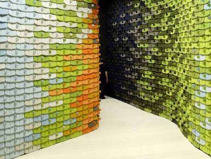 Azulejos de espuma forrados de tejidos de colores, diseñados por los hermanos Bouroullec para Kvadrat.