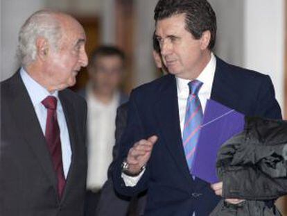 Jaume Matas junto a su abogado, a la llegada a los juzgados de instrucción de la capital balear.