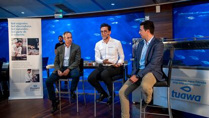 Dionisio García, CEO de Global Omnium; el chef Quique Dacosta y Juan Monrabal, CEO de Tuawa, en la presentación de la campaña para el consumo de agua del grifo.