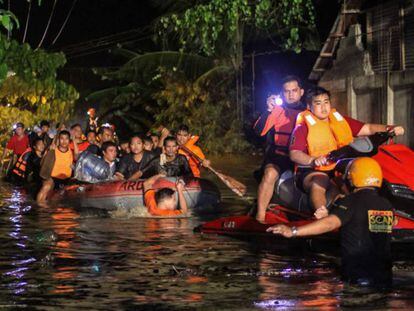 Tareas de rescate de vecinos de Davao, en la isla filipina de Mindanao.