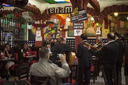 No hay guía de turistas que no mencione al Tenampa como un lugar para conocer en la ciudad de México. Allí los mariachis cantan, sobre todo, canciones de José Alfredo Jiménez.