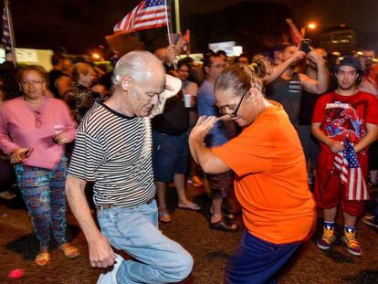 Cubanos bailando en Miami por la muerte de Castro.