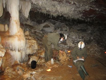 Investigadoras del CSIC trabajan en la cueva de Casta&ntilde;ar (C&aacute;ceres).