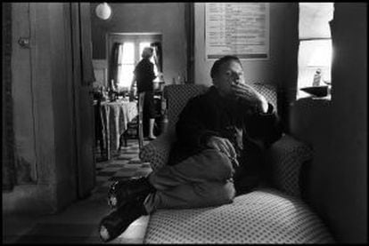 Lawrence Durrell en su casa de la Provenza, en 1961