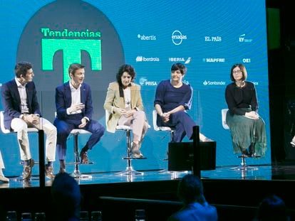 Desde la izquierda: Ferrán García Rigay, director de Data y CRM de Iberia; Enrique Manso, socio responsable de IA en España de EY; Ángeles González Sinde, directora de cine; Sonia Contera, física y nanotecnóloga, y directora asociada del departamento de física de la Universidad de Oxford; Sara Degli-Espositi, investigadora del CSIC; y Elena Gil Lizasoain, directora de Inteligencia Artificial y 'Big Data' en Telefónica Tech.