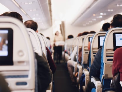 Vista de la cabina de un avión.