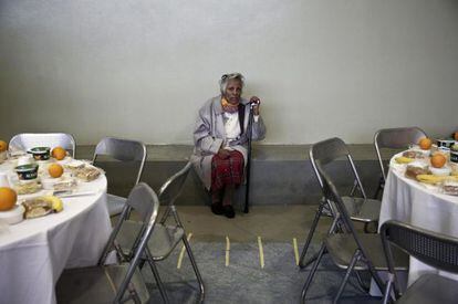 Una griega espera la comida de A&ntilde;o Nuevo en un albergue de Atenas.