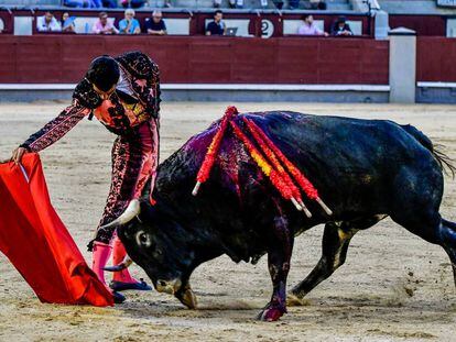 Jesús Díez, en un muletazo con la mano derecha a uno de sus novillos.