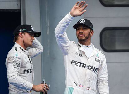 Hamilton celebra la pole frente a Rosberg.