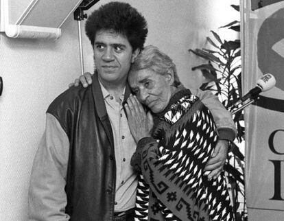 El director de cine Pedro Almodóvar con la cantante durante un acto celebrado en la Cadena SER en el año 1993