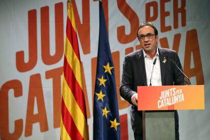 El consejero cesado Josep Rull en un acto electoral este miércoles con las banderas de Europa y Cataluña como fondo.