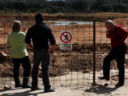 Varios vecinos observan las obras de la mina de uranio al aire libre que la empresa australiana Berkeley pretende abrir en Retortillo (Salamanca).