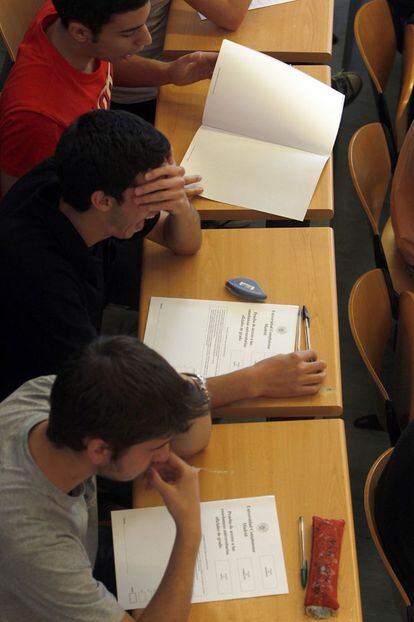 Los primeros en someterse a las pruebas fueron 3.893 estudiantes de Asturias, que iniciaron las pruebas el lunes. Tras Madrid, le tocará el turno a Galicia, La Rioja, Navarra y País Vasco, con exámenes del 6 al 8 de junio. Los últimos serán los alumnos de Andalucía, del 19 al 22 de junio.