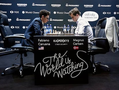 Fabiano Caruana (izquierda) se enfrenta a Magnus Carlsen durante el Mundial de ajedrez celebrado el mes pasado en Londres. 