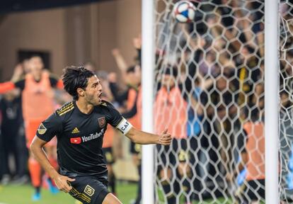 Vela anota un gol con LAFC.