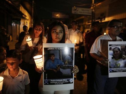 Manifestantes sostienen fotografías de familiares muertos y presos bajo el régimen de Ortega que ha dejado más de 325 muertos, 800 en prisión y miles en el exilio.