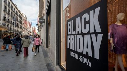 Un cartel publicitario anuncia rebajas con motivo del Black Friday en una calle de Madrid.