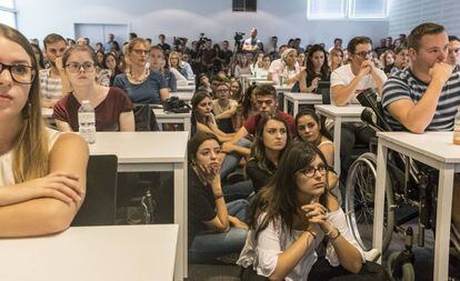 Estudiantes universitarios en la conferencia de Puigdemont.