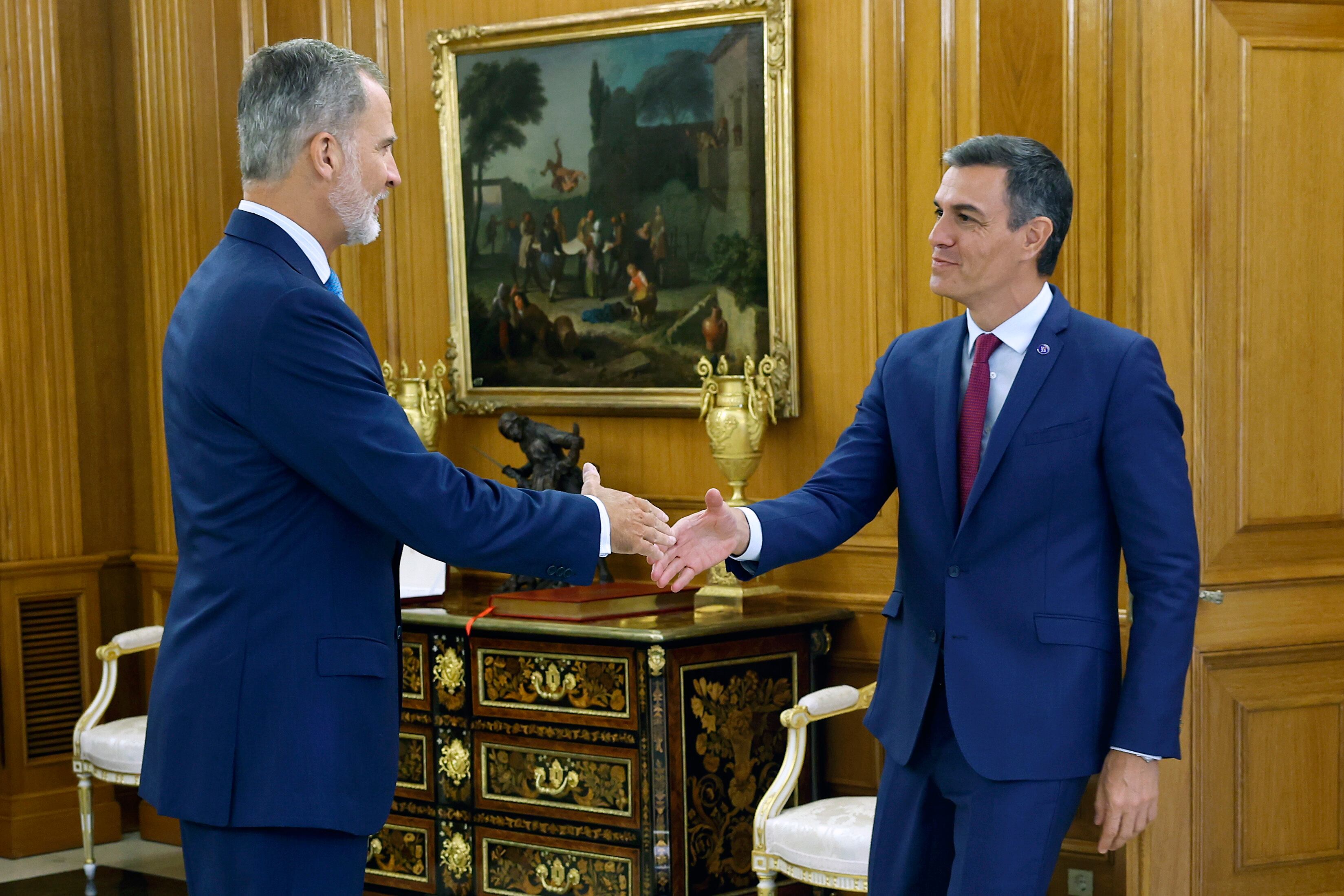 El rey Felipe VI (i) recibe este martes al presidente del Gobierno en funciones y líder del PSOE, Pedro Sánchez (d), durante su ronda de consultas con los dirigentes políticos antes de proponer candidato a la Presidencia del Gobierno, este martes en el Palacio de la Zarzuela.