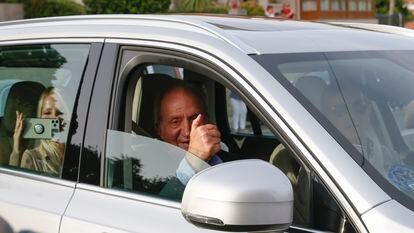 Juan Carlos I, a su llegada a casa de su amigo y anfitrión Pedro Campos en Sanxenxo, el jueves por la tarde.