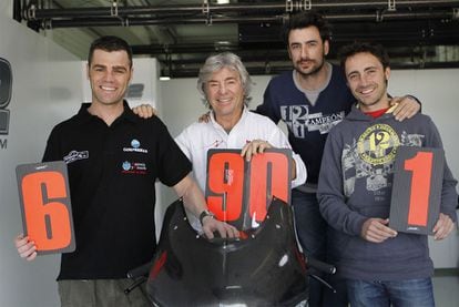 De izquierda a derecha, Fonsi, Ángel, Gelete y Pablo Nieto, cuando posaron en Cheste con carteles de sus victorias. mundiales.