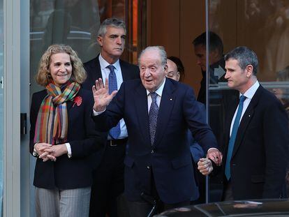 El rey Juan Carlos salía este miércoles del restaurante de Madrid donde se celebraba el cumpleaños de su hija Elena.